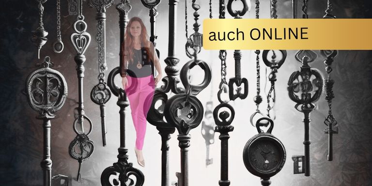 Transparente Frau in pinken Hosen läuft durch hängende Schlüssel.